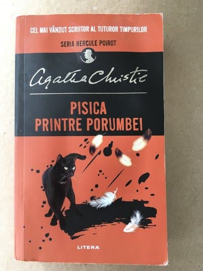 Pisica printre porumbei